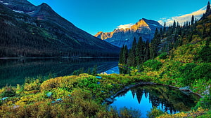 Majestic Mountain Lake Reflections in the Canadian Rockies at Golden Hour HD wallpaper