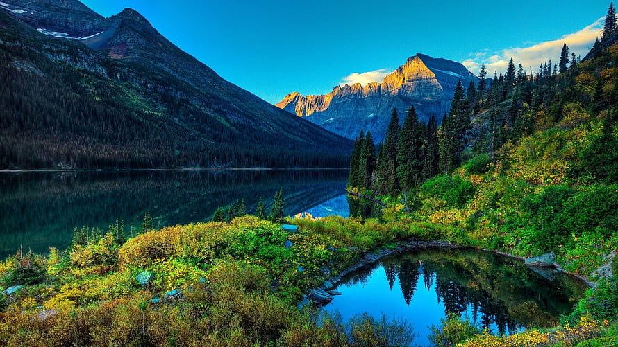 Majestic Mountain Lake Reflections in the Canadian Rockies at Golden Hour HD wallpaper