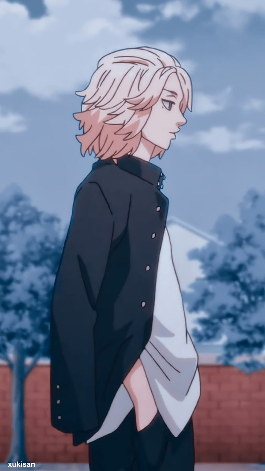 Mikey from Tokyo Revengers in a black jacket against a blue sky HD phone wallpaper