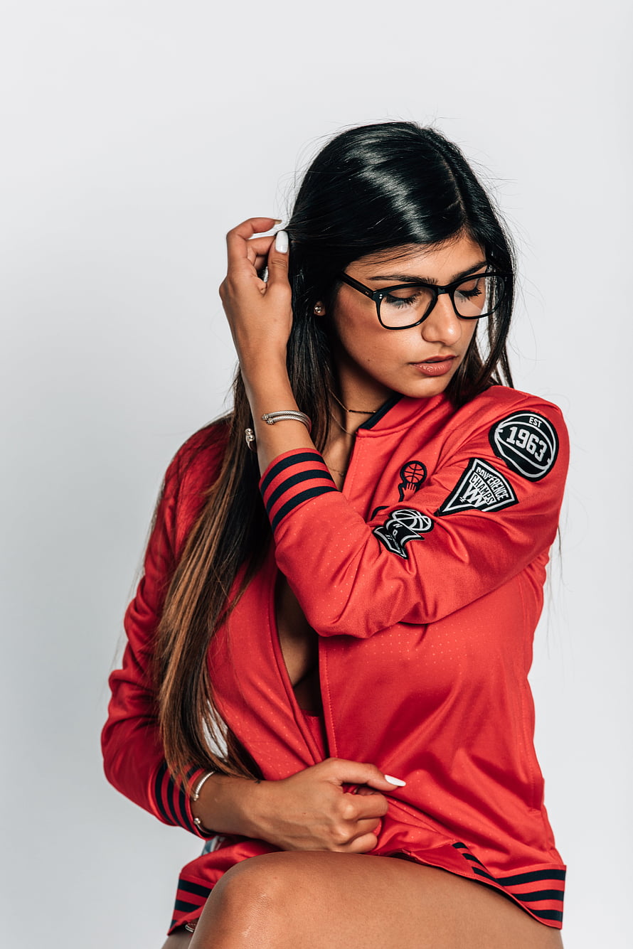 Mia Khalifa in Red New York Knicks Basketball Jersey and Black Glasses HD phone wallpaper