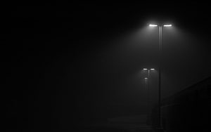 Moody Street Lights Illuminating a Dark Foggy Night Scene HD wallpaper