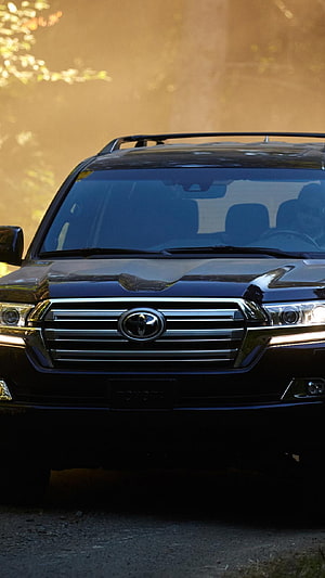Black Toyota Land Cruiser Front Grille Close-Up in Golden Hour Light HD phone wallpaper