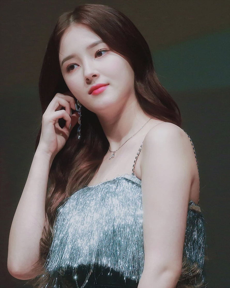 Nancy from Momoland in a shimmering silver fringe dress with long wavy hair and delicate jewelry HD phone wallpaper