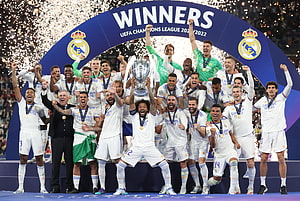 Real Madrid Players Celebrating UEFA Champions League 2022 Trophy Victory HD wallpaper