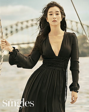 Seo Yeji in an elegant black dress on a boat with a bridge in the background HD phone wallpaper