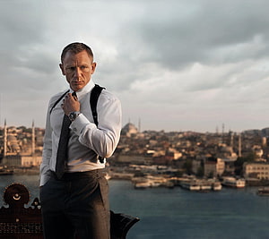 Daniel Craig as James Bond in Skyfall overlooking Istanbul waterfront HD wallpaper