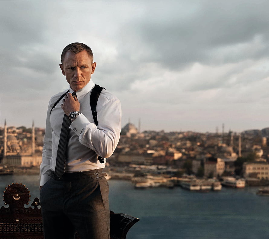 Daniel Craig as James Bond in Skyfall overlooking Istanbul waterfront HD wallpaper