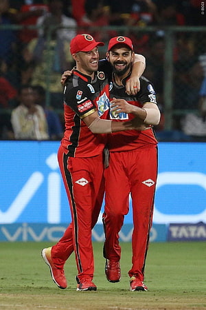 AB de Villiers and Virat Kohli Celebrating on the Field in Royal Challengers Bangalore Red Kits HD phone wallpaper
