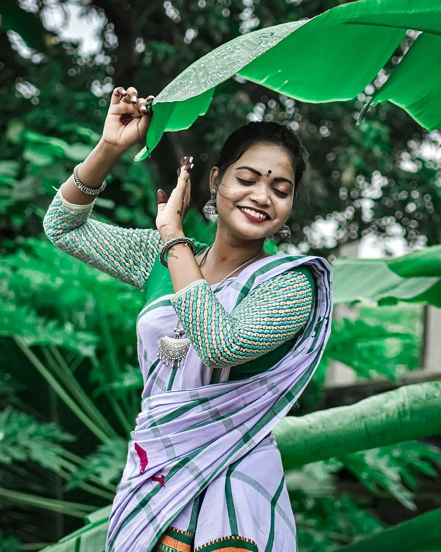 Santali Woman in Traditional Saree Holding Banana Leaf in Lush Green Garden HD phone wallpaper