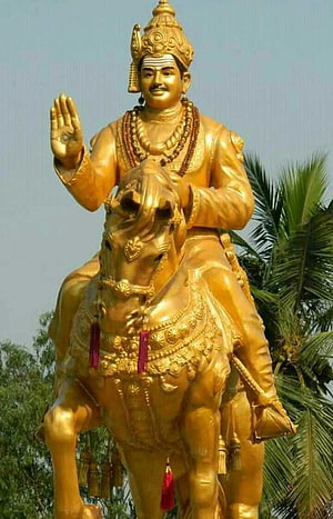 Golden Statue of Maharaja Basweshwar on Horseback with Palm Trees HD phone wallpaper
