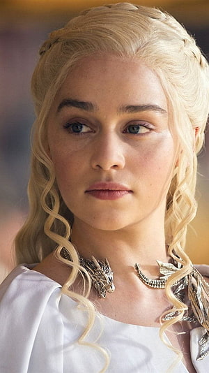 Emilia Clarke as Daenerys Targaryen in Game of Thrones with braided blonde hair and dragon necklace HD phone wallpaper
