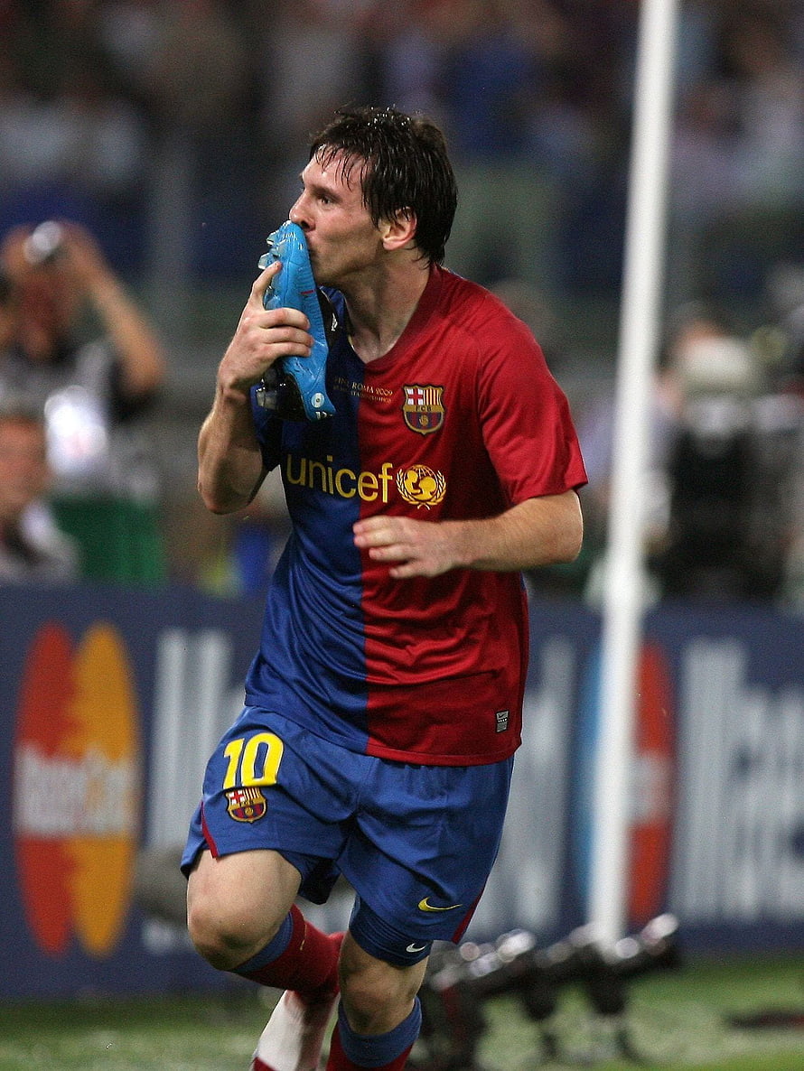 Lionel Messi Kissing His Boot While Celebrating in a Barcelona Kit HD phone wallpaper
