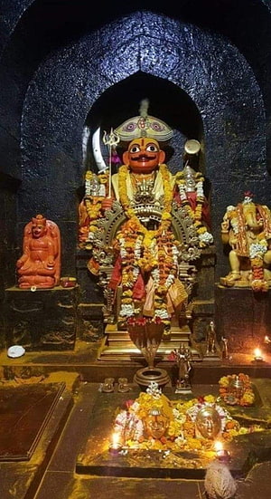 Khandoba Deity Adorned With Marigold Garlands In Sacred Temple Niche HD phone wallpaper