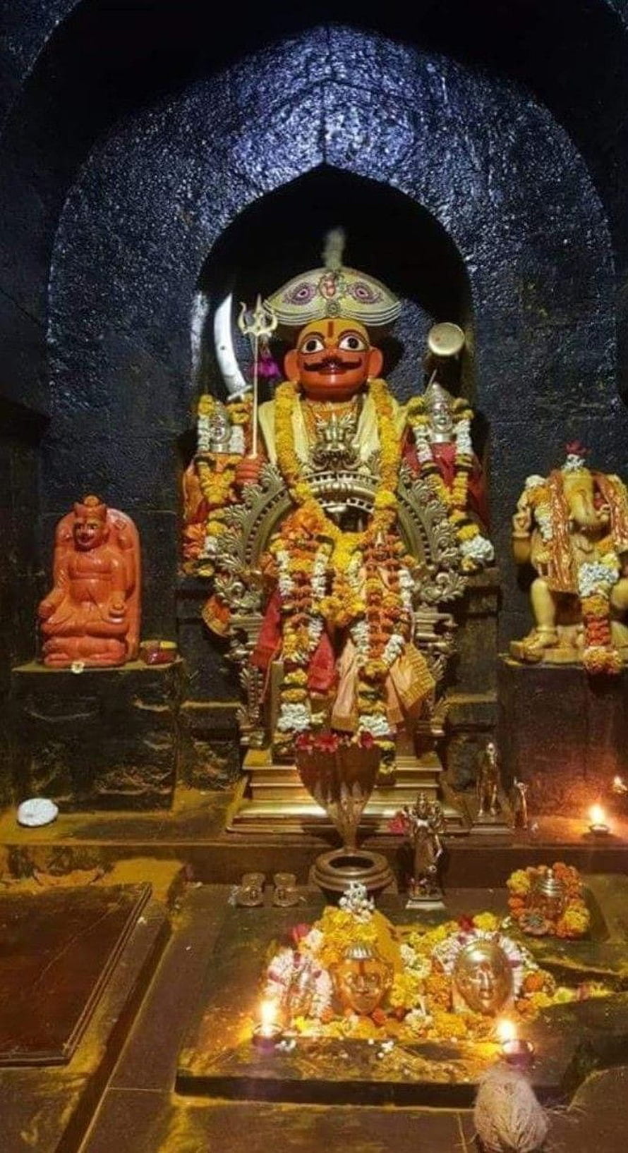 Khandoba Deity Adorned With Marigold Garlands In Sacred Temple Niche HD phone wallpaper