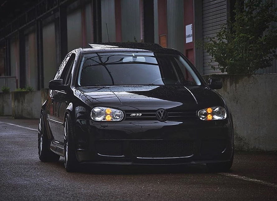 Black Volkswagen Golf Mk4 R32 Front View on Wet Street HD wallpaper