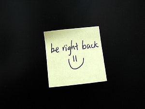 Handwritten Be Right Back Note on Yellow Sticky Pad with Simple Smiley Face HD wallpaper