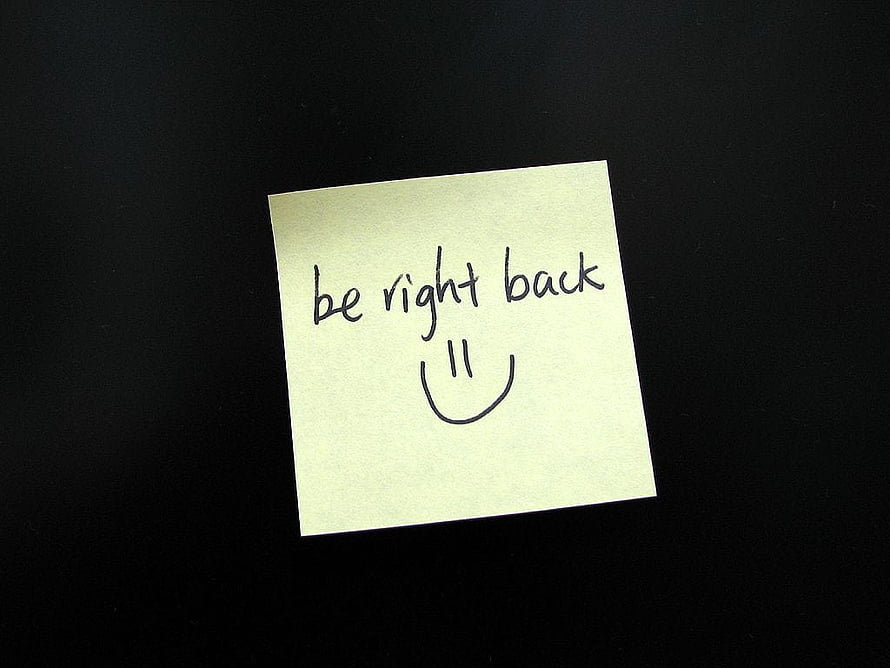 Handwritten Be Right Back Note on Yellow Sticky Pad with Simple Smiley Face HD wallpaper