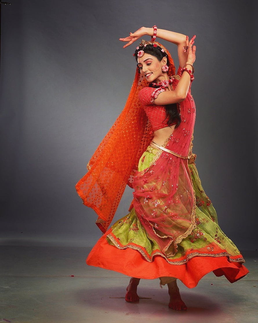 Mallika Singh in Vibrant Orange and Green Traditional Indian Dance Attire HD phone wallpaper