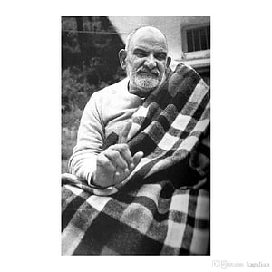 Neem Karoli Baba Black and White Portrait Wrapped in Checkered Blanket HD phone wallpaper