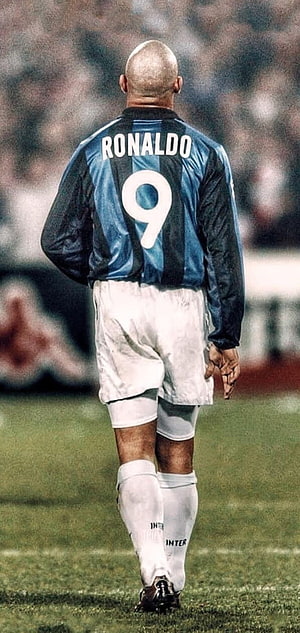 Ronaldo Nazario Walking on the Pitch in Inter Milan Striped Kit HD phone wallpaper