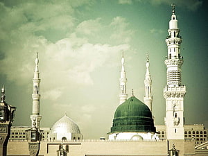 Al-Masjid an-Nabawi in Medina with its iconic green dome and towering minarets HD wallpaper