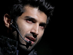 Aditya Roy Kapoor in Aashiqui 2 with headset microphone on dark stage HD wallpaper