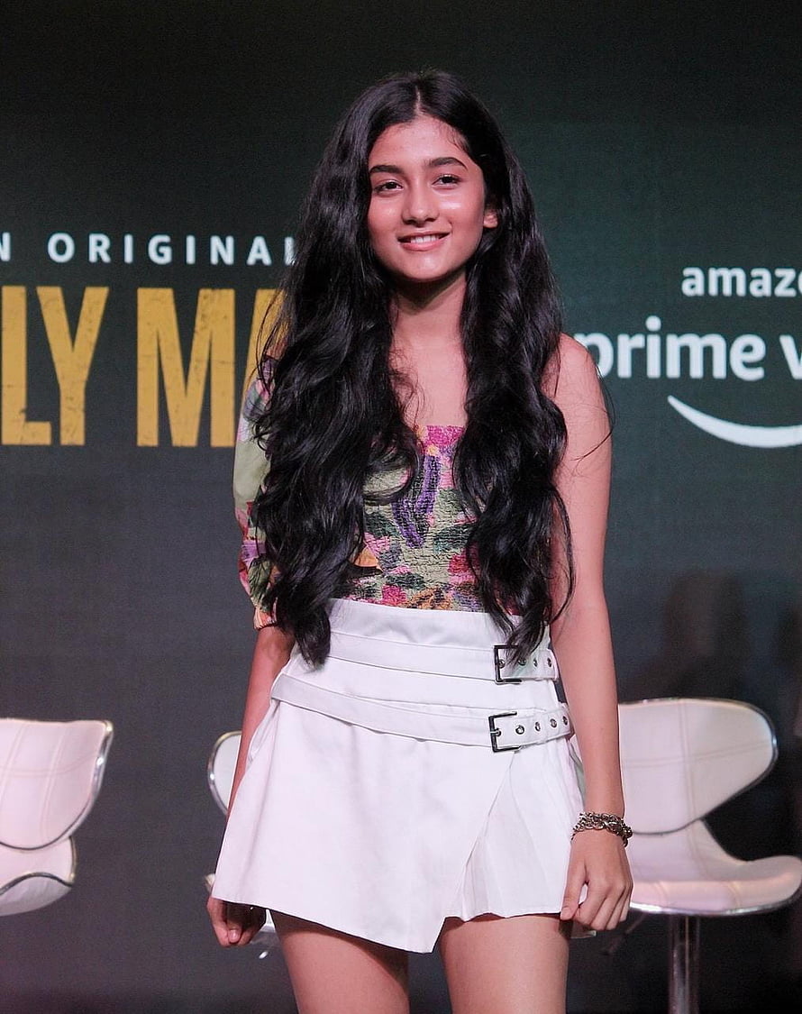 Ashlesha Thakur at Amazon Prime Video Event in Floral Top and White Belted Skirt HD phone wallpaper