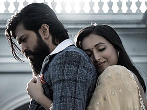 Yash and Srinidhi Shetty in an intimate embrace from the KGF Chapter 2 film HD wallpaper