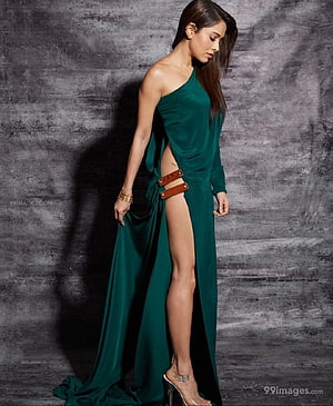 Nushrat Bharucha in Emerald Green One-Shoulder Gown with High Slit HD phone wallpaper