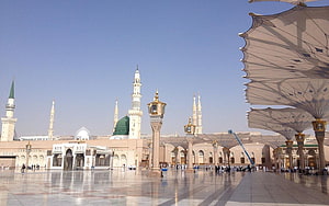 Masjid Nabawi Grand Courtyard with Minarets and Green Dome Under Clear Sky HD wallpaper