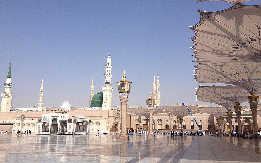 Masjid Nabawi Grand Courtyard with Minarets and Green Dome Under Clear Sky HD wallpaper