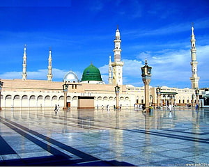 Grand Mosque in Madina with Green Dome and Minarets Under Blue Sky HD wallpaper