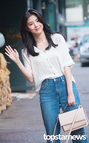 Han So Hee in Casual Street Style with White Blouse and Blue Jeans HD phone wallpaper
