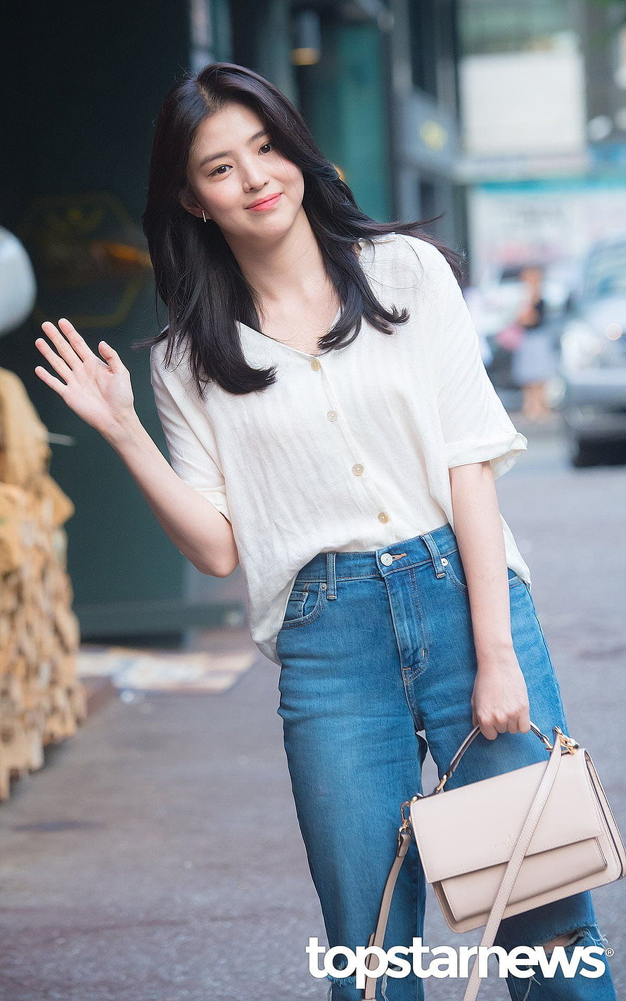 Han So Hee in Casual Street Style with White Blouse and Blue Jeans HD phone wallpaper