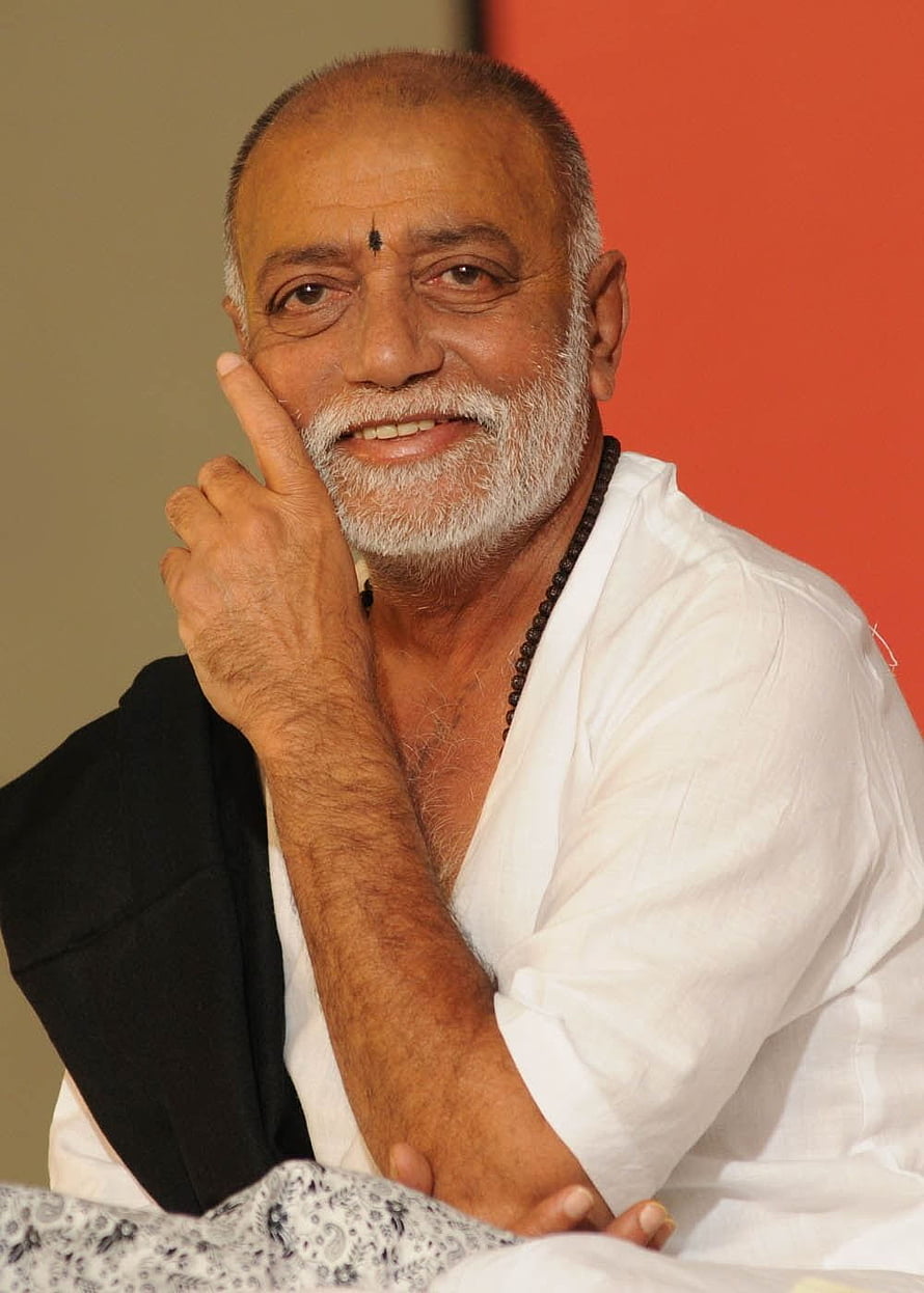 Morari Bapu Portrait in White Kurta with Black Beaded Necklace and Traditional Tilak HD phone wallpaper