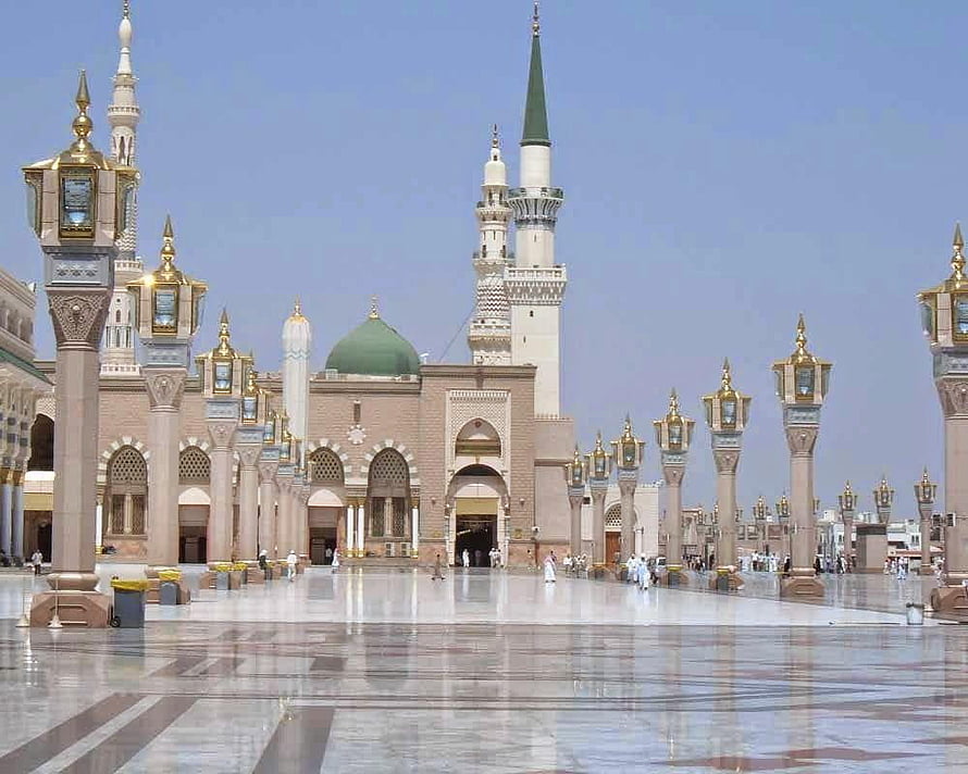 Grand Mosque of Medina with Minarets and Green Dome in Saudi Arabia HD wallpaper