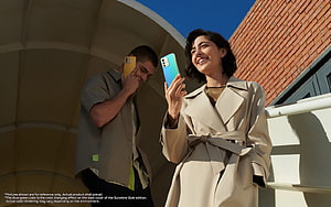 Vivo V23 5G smartphone lifestyle photo with young couple outdoors HD wallpaper