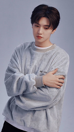 Chen Zhe Yuan in a Soft Grey Fleece Sweatshirt with Arms Crossed HD phone wallpaper