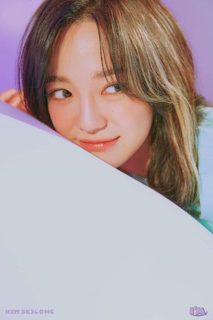 Kim Sejeong I'm Warning Concept Portrait with Soft Pastel Background HD phone wallpaper