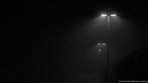 Moody Black and White Street Lights in Thick Fog at Night HD wallpaper