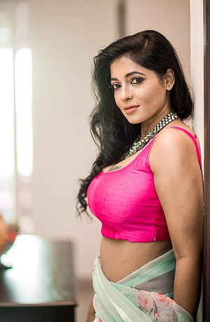 Reshma Pasupuleti in a vibrant pink blouse and floral saree HD phone wallpaper