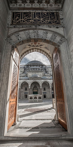 Suleymaniye Mosque Courtyard View Through Ornate Archway in Istanbul HD phone wallpaper