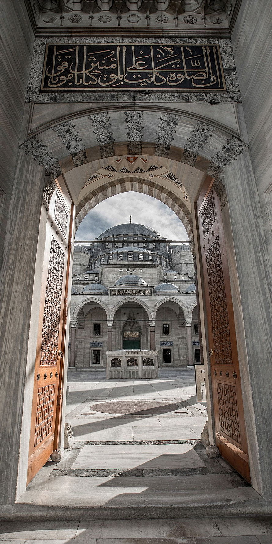 Suleymaniye Mosque Courtyard View Through Ornate Archway in Istanbul HD phone wallpaper