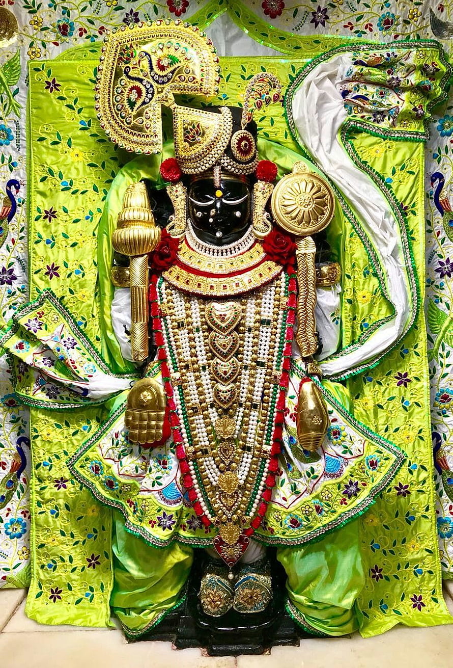 Dwarkadhish Krishna Murti Adorned in Gold Jewelry and Green Silk Garments HD phone wallpaper