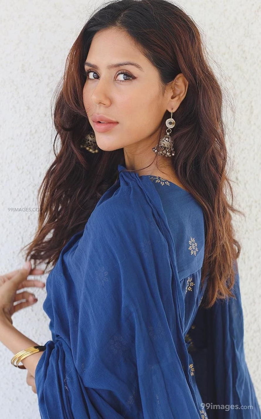 Sonam Bajwa in a blue embroidered kurta with traditional jhumka earrings and gold bangles HD phone wallpaper