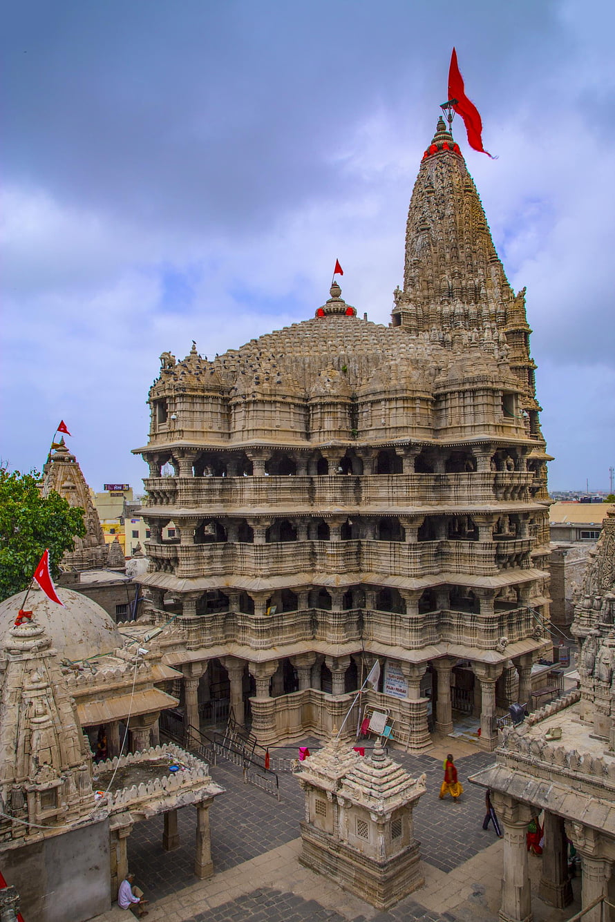 Dwarkadhish Temple in Dwarka, India: Ancient Stone Shikhara and Red Flag HD phone wallpaper