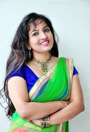 Indian Woman in Green Saree with Gold Border and Traditional Jewelry HD phone wallpaper