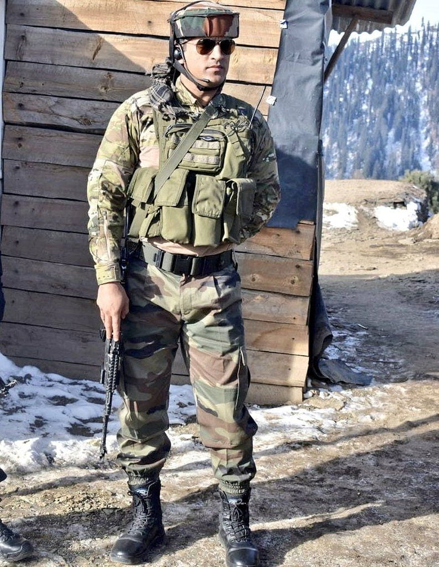 MS Dhoni in Indian Army Camouflage Gear with Tactical Vest and Rifle in Snowy Kashmir HD phone wallpaper