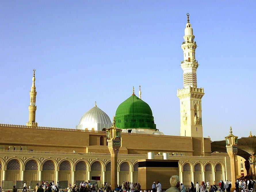 Prophet's Mosque in Medina with Green Dome and Minarets HD wallpaper