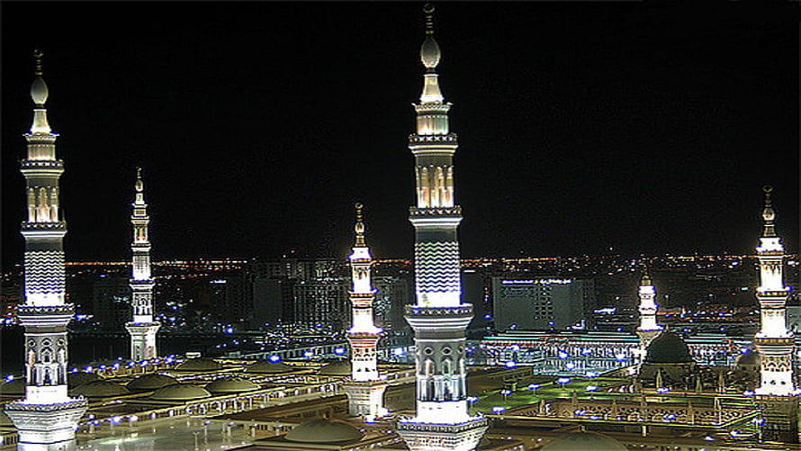 Illuminated Minarets of the Prophet's Mosque in Madinah at Night HD wallpaper